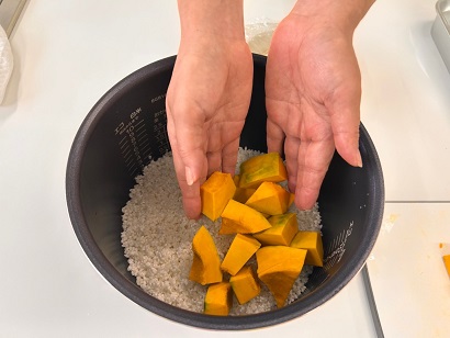 米を研いでかぼちゃを入れる