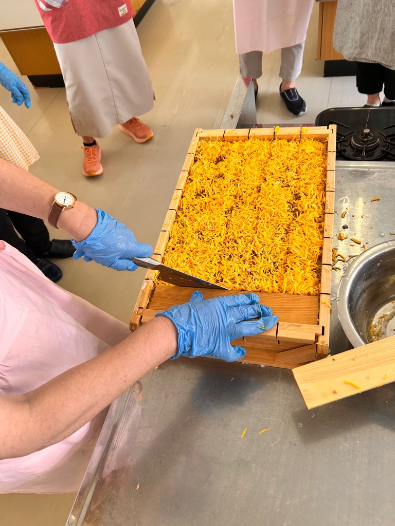 板をあてて等間隔(横)に切る