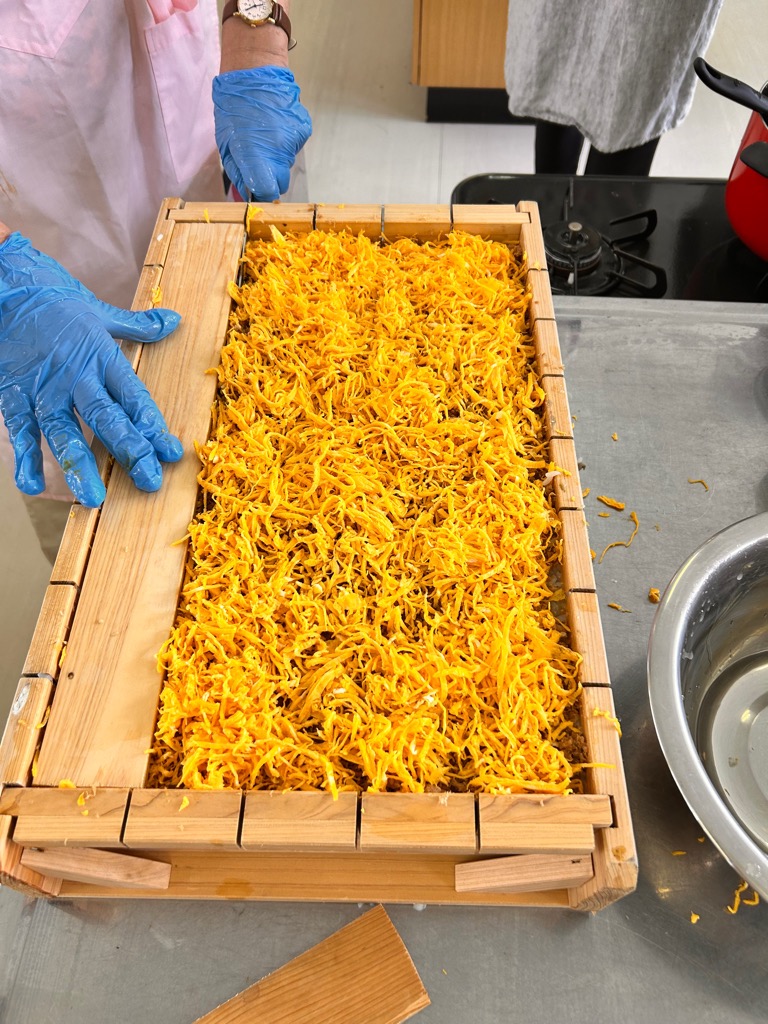 板をあてて等間隔(縦)に切る