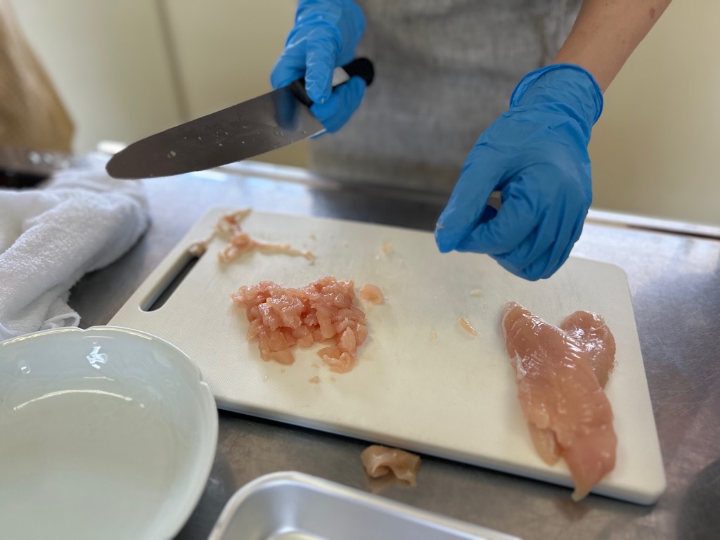 ささみを小さく切る