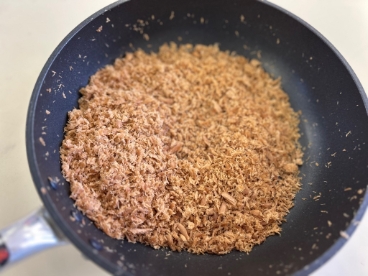 ツナ缶を炒める