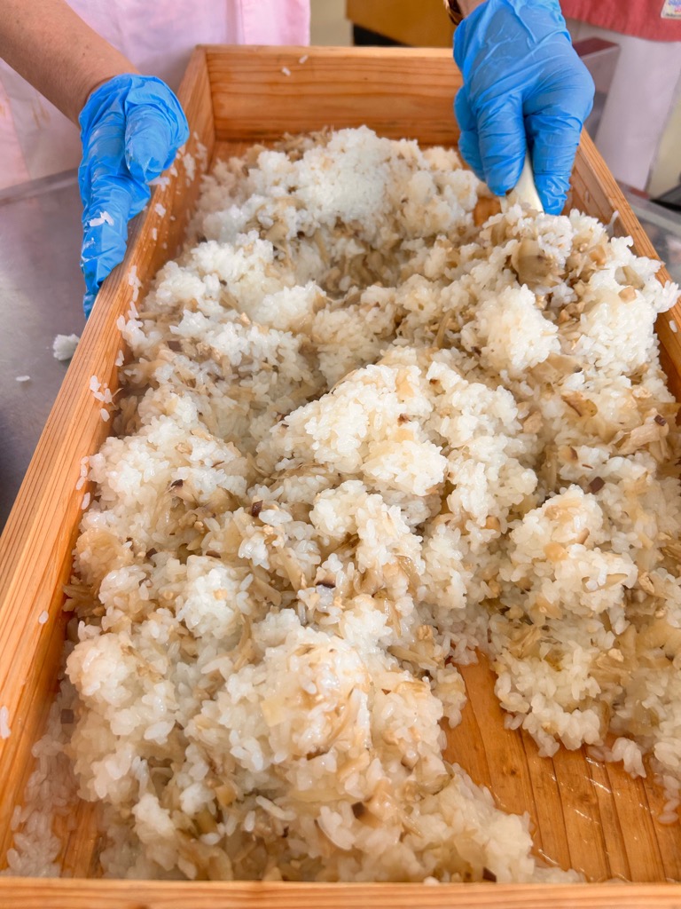 酢飯と具材を混ぜる