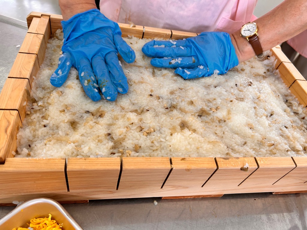 空気を抜くようにしっかり押す