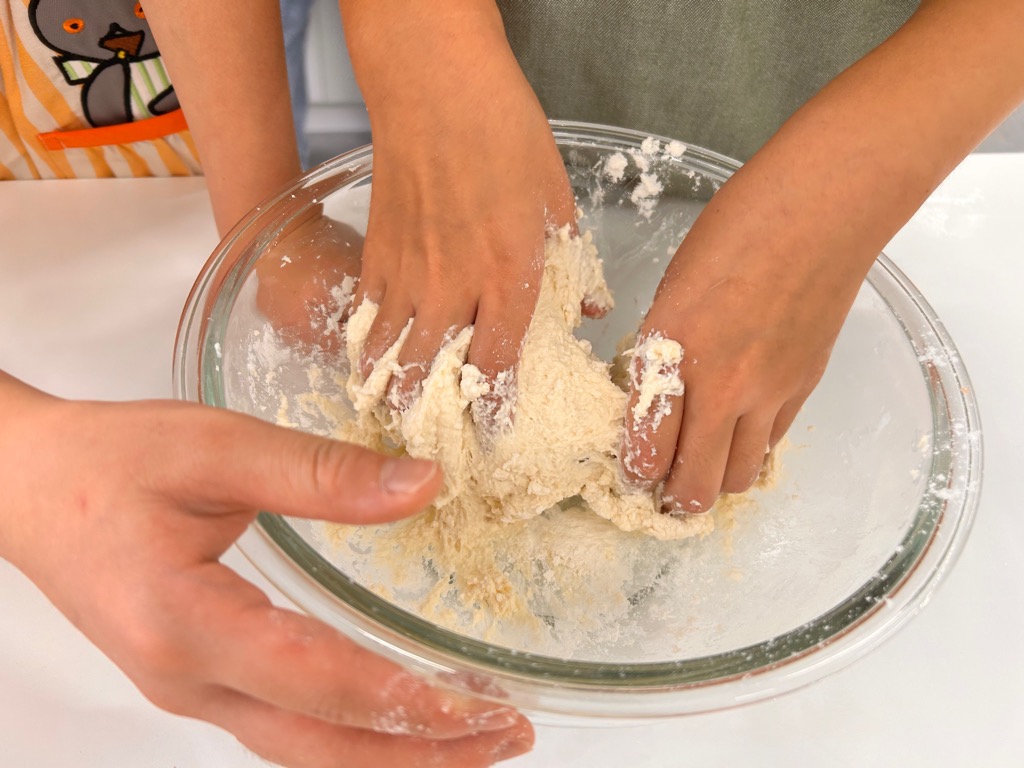 だんごをこねる