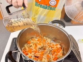 呉汁⑤出汁を入れて煮込む