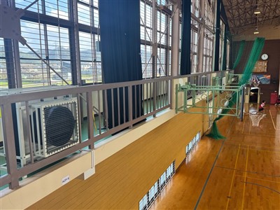 中学校体育館に設置したスポットバズーカ