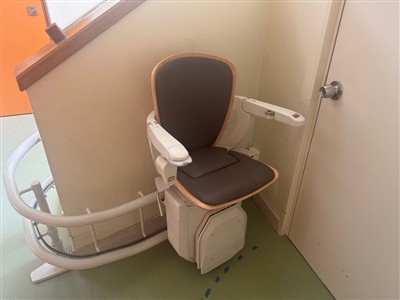 東小学校の階段昇降機