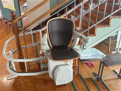 中央小学校の階段昇降機