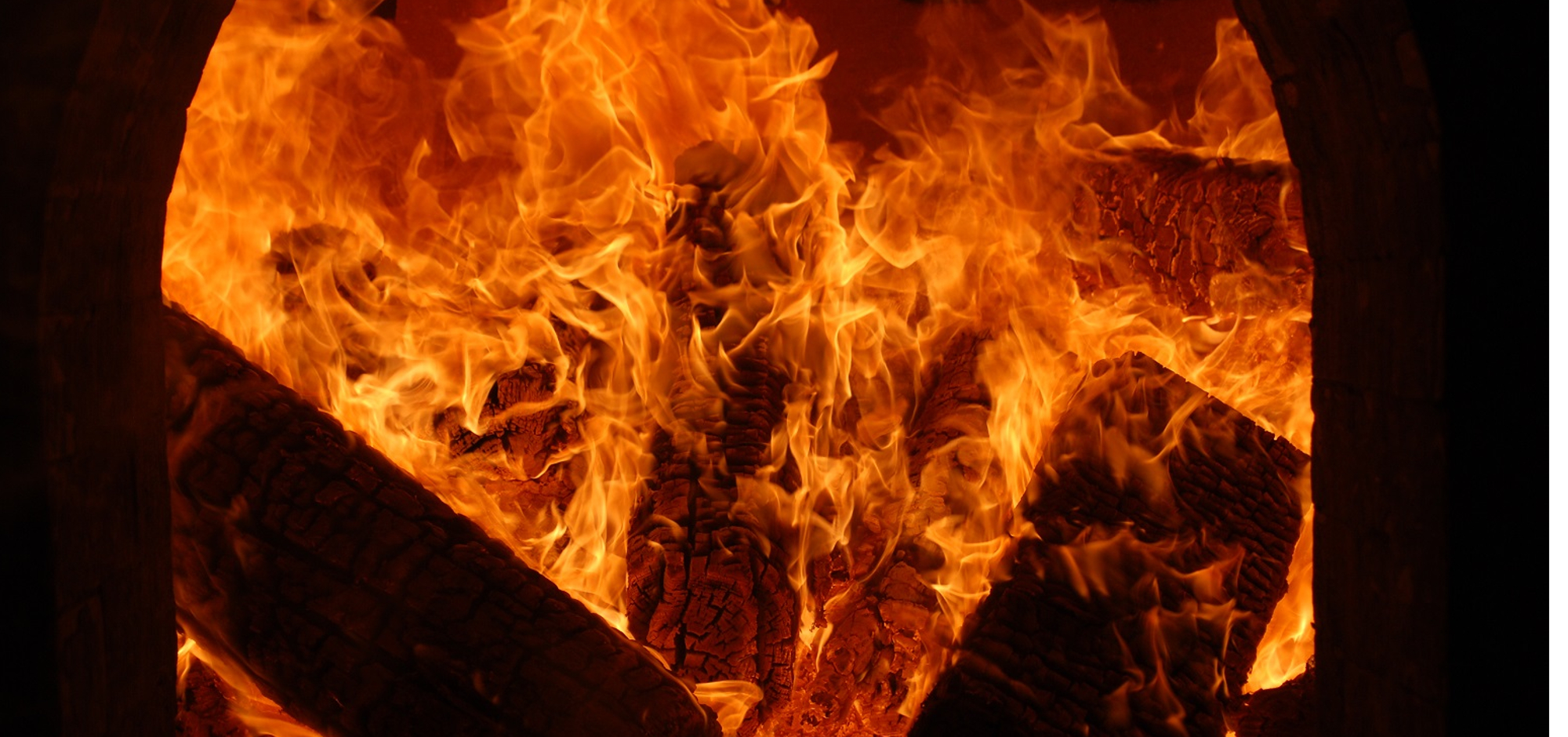 燃える窯の薪