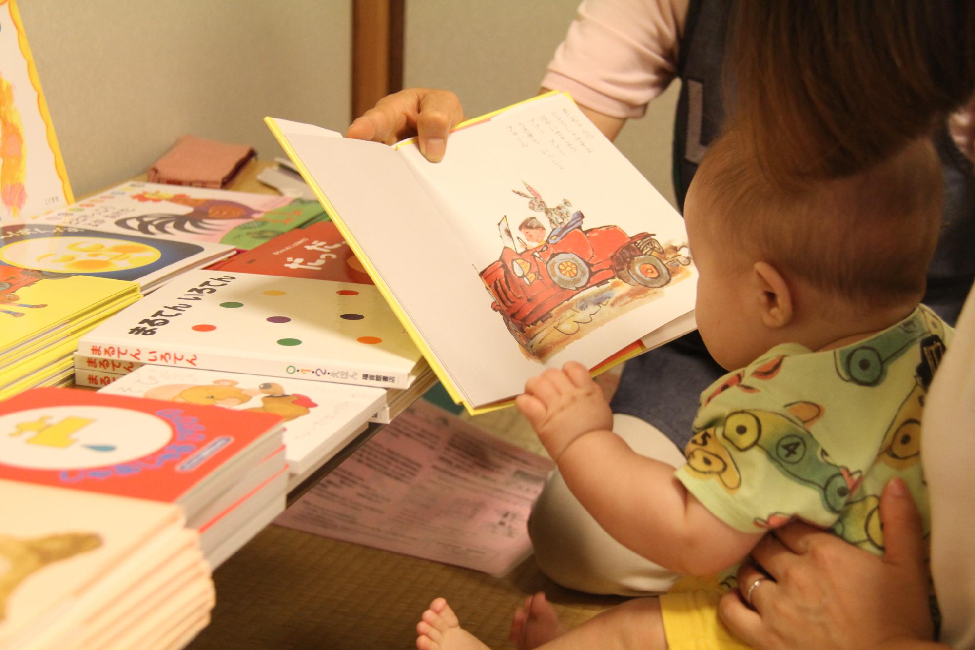 ブックスタート事業として、5～6か月児の乳児相談の時に絵本を差し上げています。