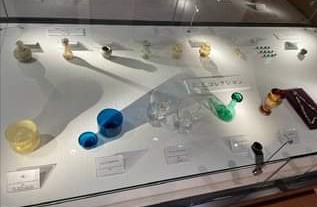 三上コレクション・ガラスの展示